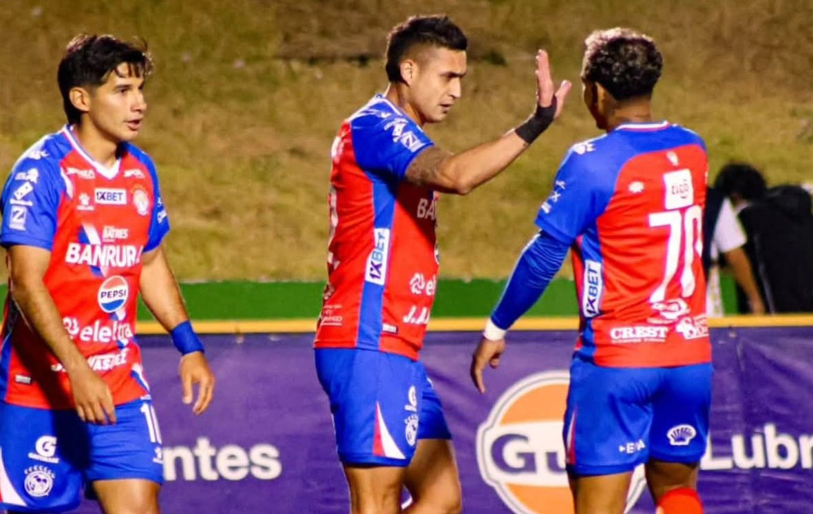 Xela le gana a los cremas y asume el liderato