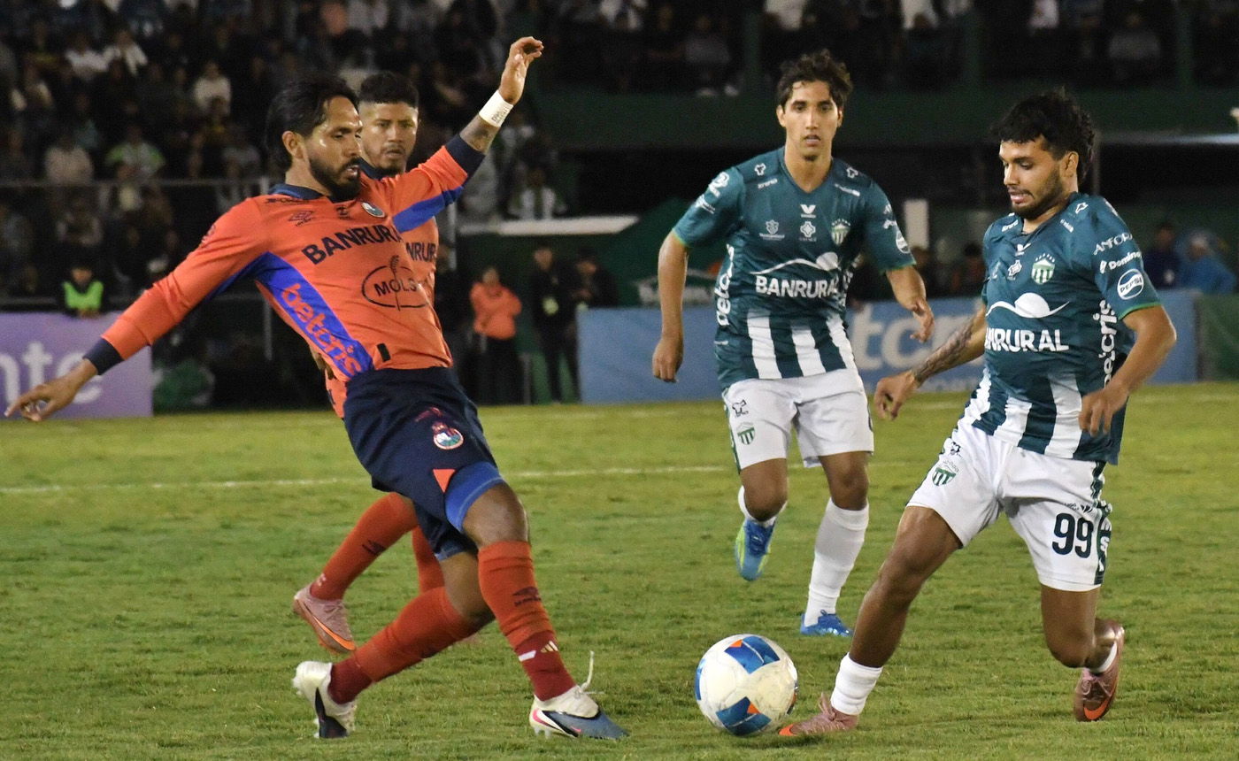 Los rojos resbalan con el mismo aguacate