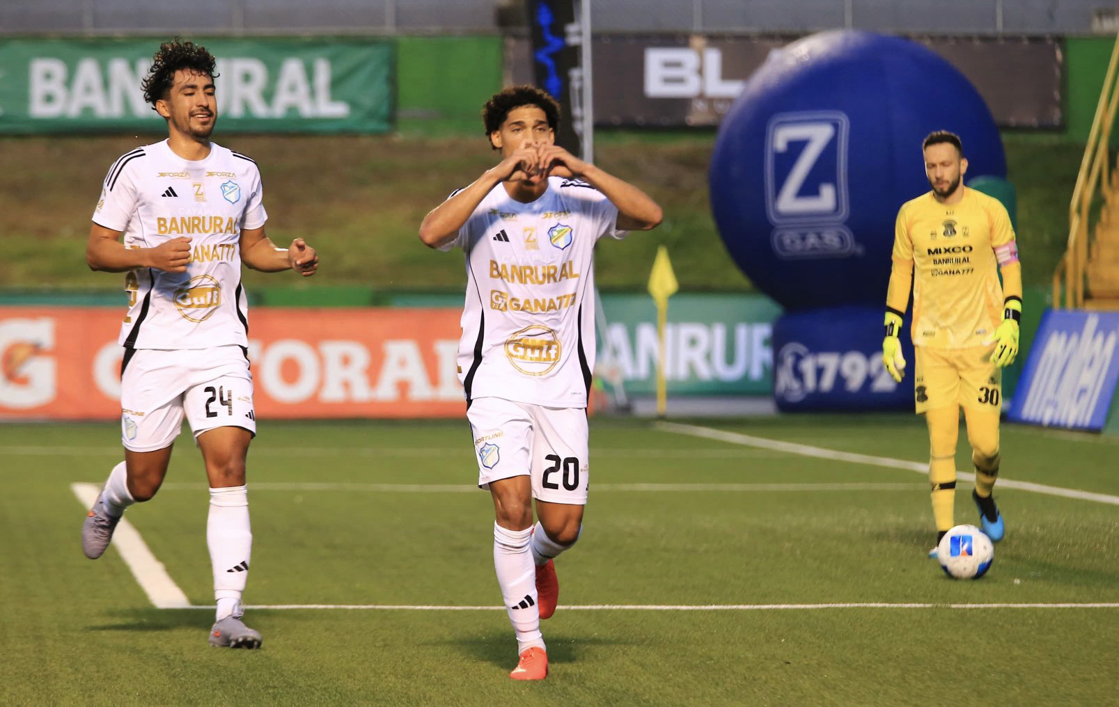 Los cremas le ganan al Deportivo Mixco y se ponen colíderes