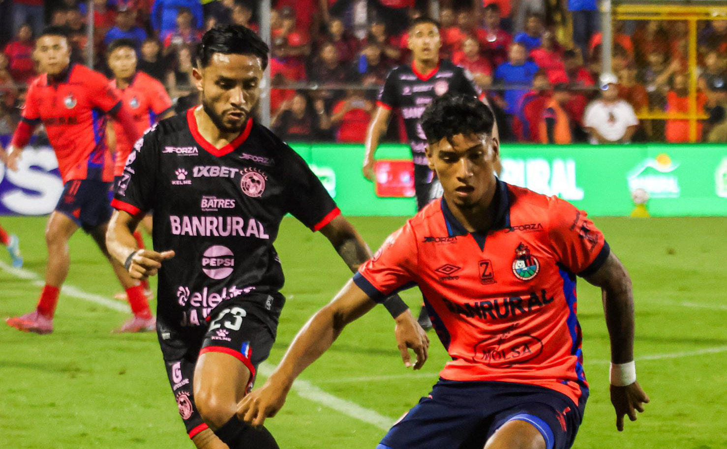 Los rojos se encaminan al título después de golear al Xelajú MC